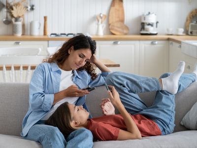 2 στους 3 γονείς ομολογούν ότι οι οθόνες περιορίζουν τις οικογενειακές στιγμές