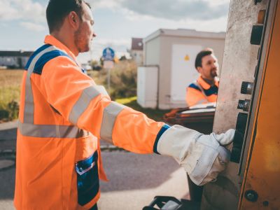 Σκουπιδιάρης βρήκε τα σκουπίδια χειροτεχνίας μιας μικρής - Αυτό που έκανε μετά συγκίνησε τους πάντες