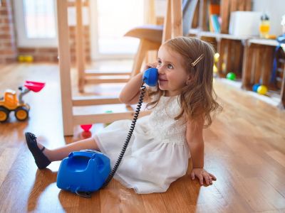 Ξεχάστε τα smartphones: Τα σταθερά τηλέφωνα κερδίζουν ξανά τις καρδιές των παιδιών