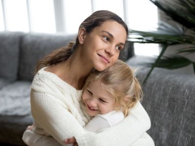 Προσκόλληση στην παιδική ηλικία: Πότε εμφανίζεται και πώς επηρεάζει τη ζωή του παιδιού