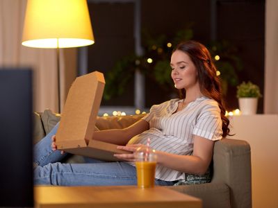 Φαγητό απ' έξω στην εγκυμοσύνη; 10 υγιεινά tips για να φας χωρίς ενοχές