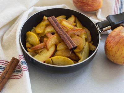 Μήλα στο τηγάνι με κανέλα και βούτυρο – Το πιο απλό φθινοπωρινό γλυκό