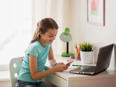 Πώς χρησιμοποιούν οι Έλληνες έφηβοι την AI και το YouTube; Τι δείχνει έρευνα