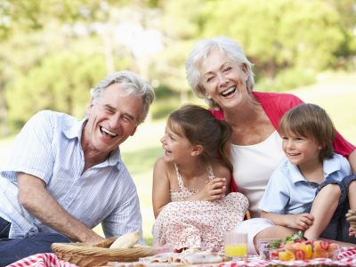 Πώς να μιλήσετε με τα παιδιά σας για τη σημασία και τη φροντίδα των ηλικιωμένων