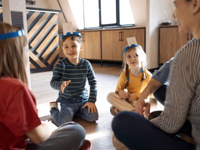 Γονείς, κλείστε τις συσκευές και παίξτε στο πάτωμα με τα παιδιά!