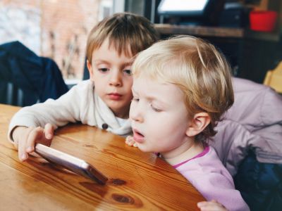Πότε και πώς να μάθετε στα παιδιά σας να καλούν τα τηλέφωνα έκτακτης ανάγκης
