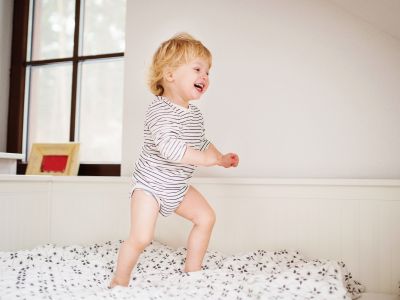 Πότε και πώς να κάνει το νήπιό σας τη μετάβαση από την κούνια στο κρεβάτι