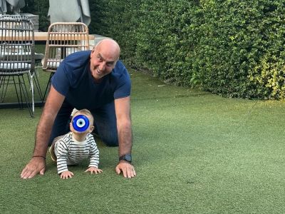 «Τα παιδία παίζει» - Ο Γιώργος Βουλγαράκης είναι ένας ευτυχισμένος παππούς