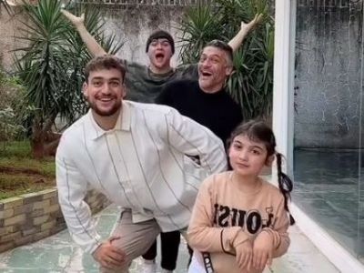 Kritikos Famiy: Ο Στέλιος Κρητικός με τα τέσσερα παιδιά του σε μια αυθόρμητη selfie