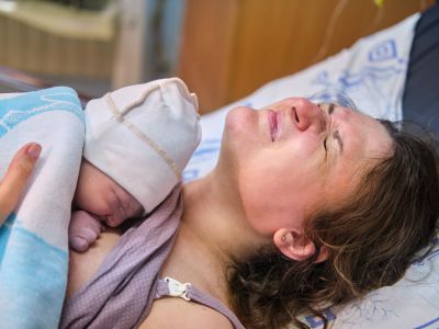 Μαμά, εσύ που βίωσες έναν τραυματικό τοκετό, δεν είσαι μόνη