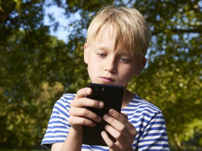 Μπορεί να εφαρμοστεί στην πράξη η απαγόρευση των social media στα παιδιά κάτω των 15;