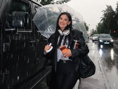 Οι δίδυμες Αριάνα και Φιλίππα στις Σπέτσες — Ένα ξέγνοιαστο ΣK με τη μαμά και τη θεία