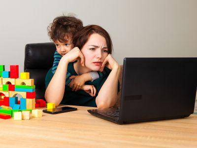 Το αόρατο βάρος που κουβαλά κάθε εργαζόμενη μητέρα