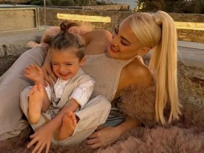 Η Ιωάννα Τούνη και ο μικρός Πάρης σε μια... διαφορετική φωτογράφιση