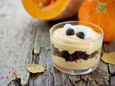 Halloween μους γλυκιάς κολοκύθας με μπισκότα σοκολάτας σε ποτήρι