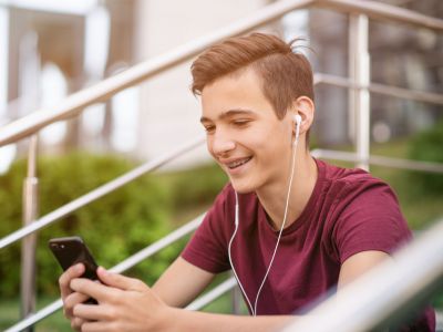 Τι βλέπει ο έφηβος γιος σας στα social media; - Γιατί οι γονείς πρέπει να ανησυχήσουν;