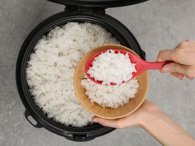 Είναι ασφαλές να τρώτε το μαγειρεμένο ρύζι που περίσσεψε; Τι λένε οι διατροφολόγοι