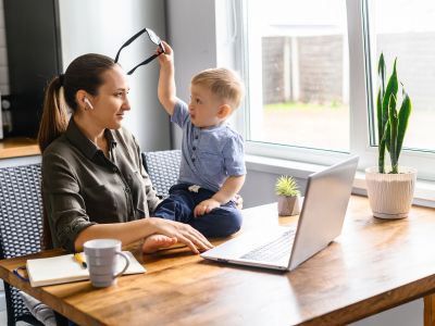 Τα πρότυπα που κουράζουν τη μαμά του σήμερα