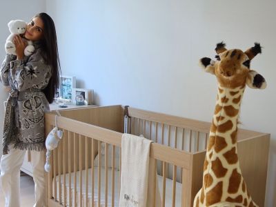 Αλεξάνδρα Νίκα: Η εξομολόγηση για τη μητρότητα και το παιδικό δωμάτιο του γιου της σε γήινους τόνους