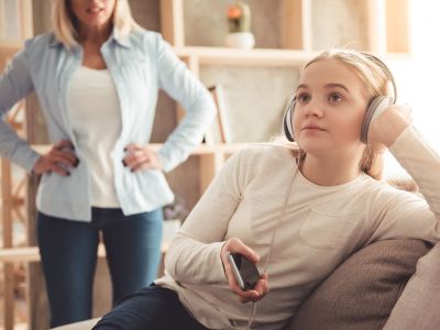 4 απλοί τρόποι να έρθεις πιο κοντά με το παιδί σου, ακόμα κι όταν σε αγνοεί