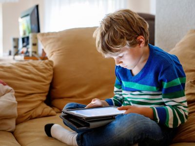 Η υπερβολική χρήση οθονών μπορεί να επηρεάσει τις σχολικές επιδόσεις των παιδιών, σύμφωνα με έρευνα