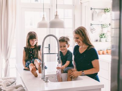 Δε χρειάζεται να είμαι «παραδοσιακή σύζυγος» για να αγαπώ το σπίτι και την οικογένειά μου