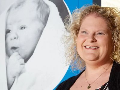 Το πρώτο μωρό εξωσωματικής στον κόσμο έγινε 47 ετών και συμμετέχει σε εκστρατεία για τη γονιμότητα