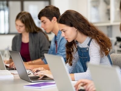 8 στους 10 εφήβους χρησιμοποιούν το AI για το σχολείο – Πόσο πρέπει να το εμπιστεύονται όμως;