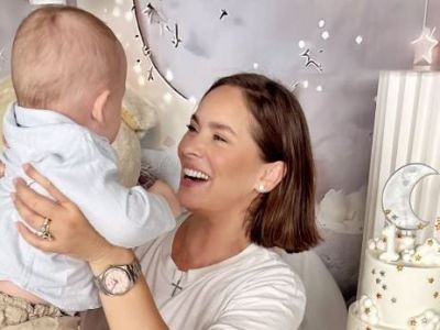 Ανίτα Μπραντ: Ο γιος της έκανε τα πρώτα του βήματα στο σαλόνι που θυμίζει playroom