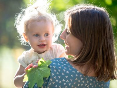 Πώς να σηκώνετε το νήπιo στην αγκαλιά σας  χωρίς να επιβαρύνετε την μέση σας, σύμφωνα με ειδικούς