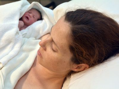 Η αλήθεια που δεν λέμε: όχι, δεν ερωτεύονται όλες οι μητέρες το μωρό τους με την πρώτη ματιά