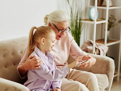 Γιαγιάδες και παππούδες πέφτουν θύματα ψευδών ειδήσεων από AI – Πώς να τους προστατέψετε