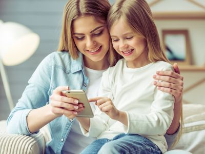 2 κανόνες που πρέπει να γνωρίζουν οι γονείς πριν δώσουν το πρώτο κινητό στο παιδί τους