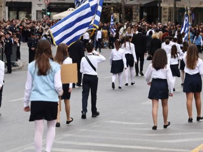 Οκτώβριος με παιδιά: μπλε φούστα παρέλασης, ποιήματα και μια μαμά που τα προλαβαίνει όλα