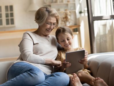 Ο ρόλος των γιαγιάδων και των παππούδων στην ψηφιακή ζωή των παιδιών: Τι πρέπει να ξέρουν οι γονείς