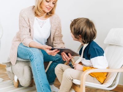 Οι παππούδες παίζουν σημαντικό ρόλο στη διαμόρφωση της σχέσης των παιδιών με τις οθόνες