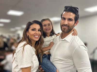 Ελένη Χατζίδου - Ετεοκλής Παύλου: Καμάρωσαν τη Μελίτα στη σχολική γιορτή για την 28η Οκτωβρίου