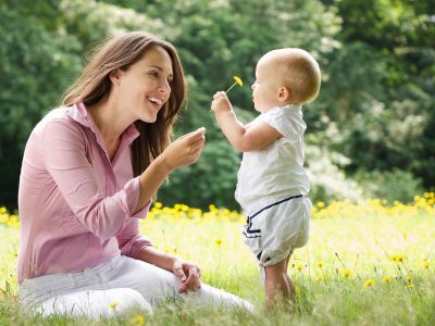 Πώς η θετική ανατροφή ενισχύει την ανάπτυξη των παιδιών από 1 έως 2 ετών