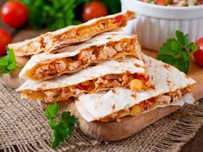 Το πιο εύκολο βραδινό για όλη την οικογένεια: Quesadillas με κοτόπουλο