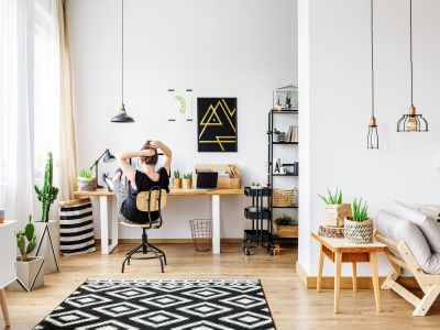 Πώς να προσθέσετε ζεστασιά σε ένα ολόλευκο δωμάτιο χωρίς βάψιμο