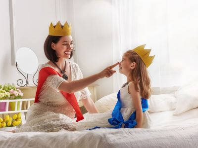 Άφησε τα παιδιά σου να είναι «cringe» και μη νοιάζεσαι συνεχώς για το τι λένε οι άλλοι γονείς