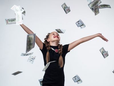 Χαρτζιλίκι για παιδιά και έφηβους: Τι λέει η έρευνα και τι ισχύει στην πράξη