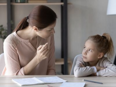 Μην ρωτάτε «Τι βαθμούς πήρες;»: Ποια ερώτηση βοηθά πραγματικά τα παιδιά