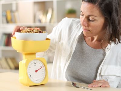 Γιατί είναι πιο δύσκολο για τις γυναίκες να χάσουν βάρος μετά τα 40;