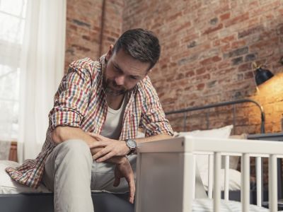 Το άγχος δεν κάνει διακρίσεις: Γιατί και οι μπαμπάδες το βιώνουν (και δεν μιλούν γι’ αυτό)