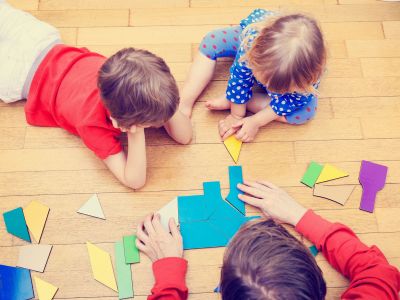 Πώς θα βοηθήσω το νήπιο να μάθει τα χρώματα, τους αριθμούς και τα γράμματα χωρίς πίεση;