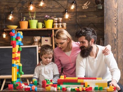 49% των γονιών νιώθει περίεργα όταν παίζει με το παιδί του - Ψυχολόγος απαντά γιατί συμβαίνει αυτό