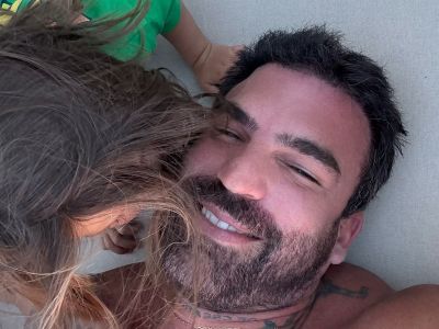 Δημήτρης Αλεξάνδρου: Στόλισε χριστουγεννιάτικο δέντρο κι έκανε έκπληξη στον Πάρη