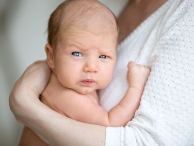 Πώς να βάλω το μωρό να ρευτεί σωστά;