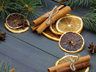 DIY χριστουγεννιάτικα στολίδια με πορτοκάλι και κανέλα